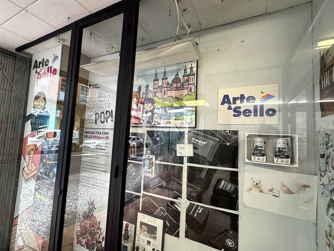 Escaparate de Arte&Sello con sellos, camisetas y trabajos de imprenta
